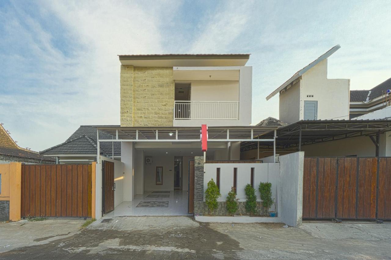 Oyo 1542 Yessy Mansion Hotel Ngabean Exterior foto